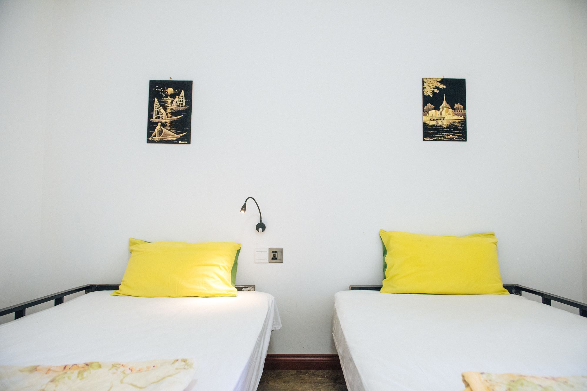 Dengba Hostel Янгон Екстериор снимка